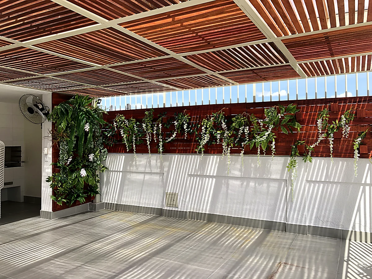 Área de convivência com forro ripado e piso porcelanato, executada pela HC Engenharia