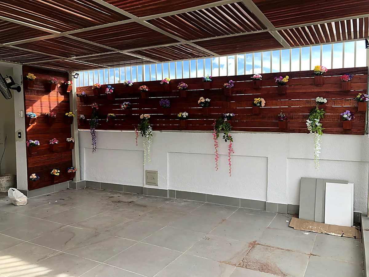 Área gourmet com forro ripado e jardim vertical, executada pela HC Engenharia