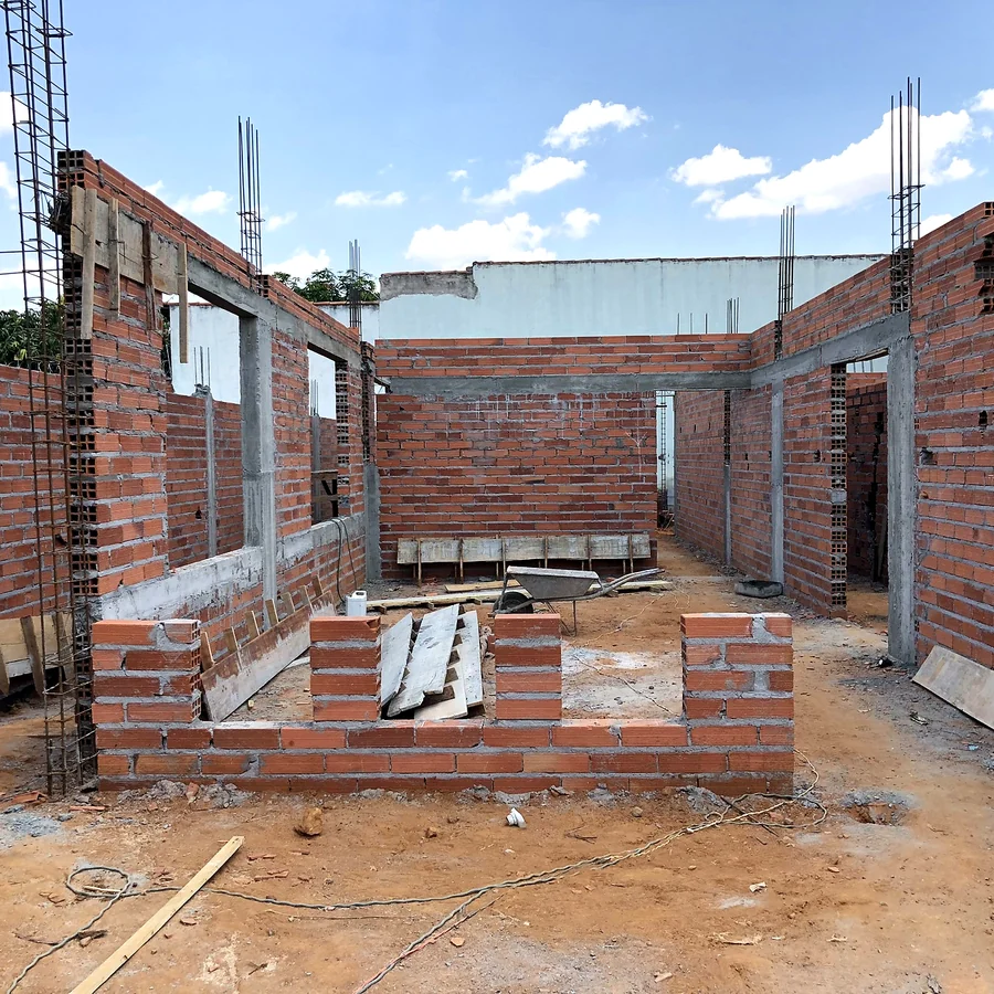 Paredes em alvenaria de tijolo de casa residencial em construção pela HC Engenharia