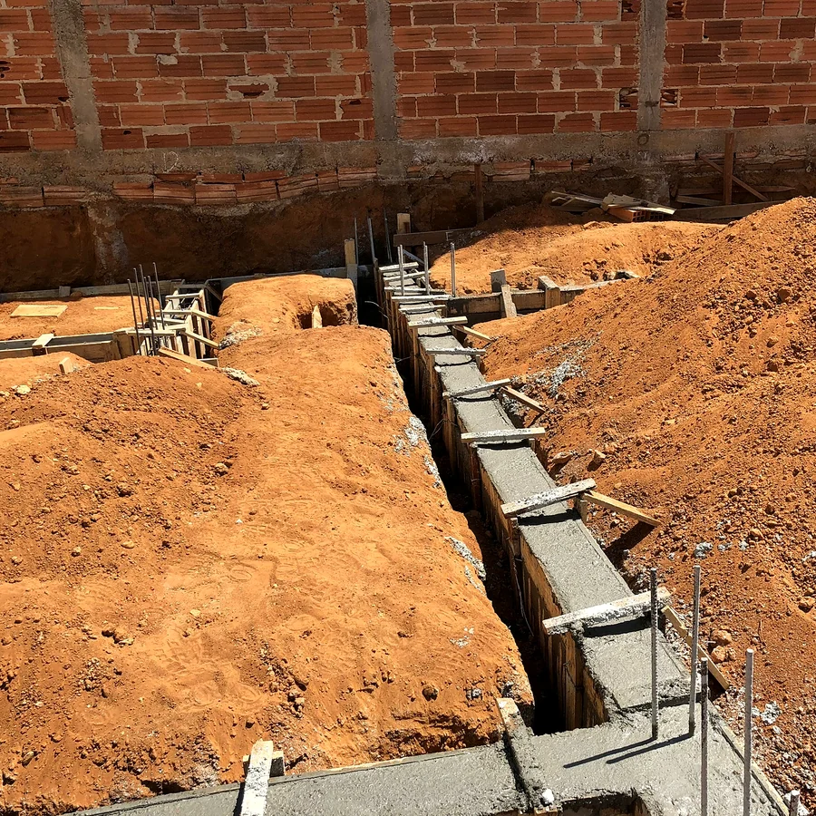 Fundação em vigas baldrame de casa residencial em construção pela HC Engenharia