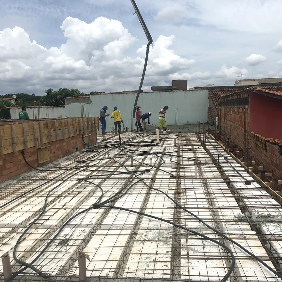 Concretagem da laje de casa residencial em construção pela HC Engenharia