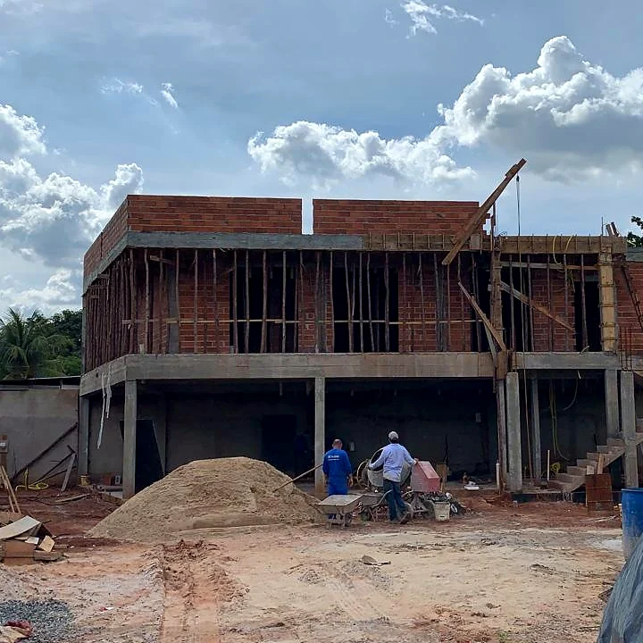 Estrutura de sobrado residencial em construção pela HC Engenharia