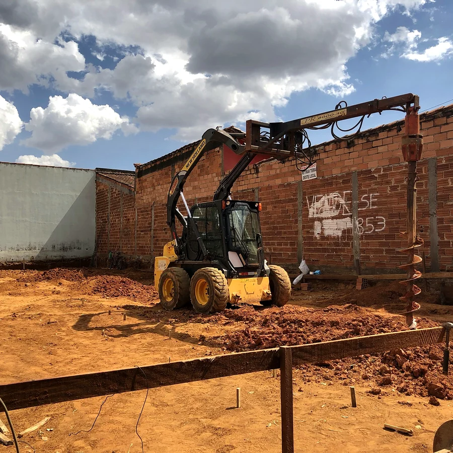 Terraplenagem do lote no início da construção de casa residencial pela HC Engenharia